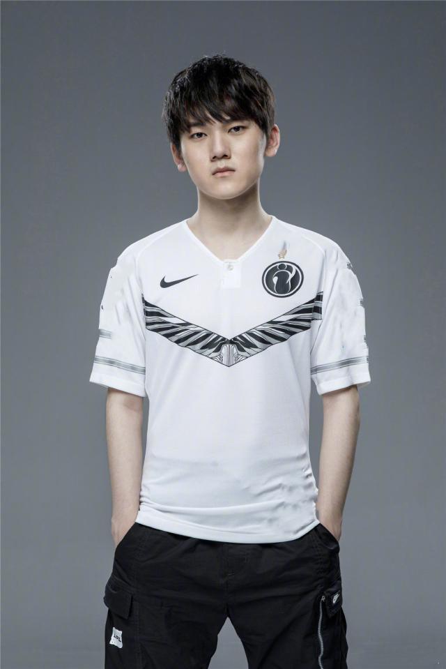 在历史上的这一天： Top Esports 赢得了2020年英雄联盟Mid-Season Cup冠军。