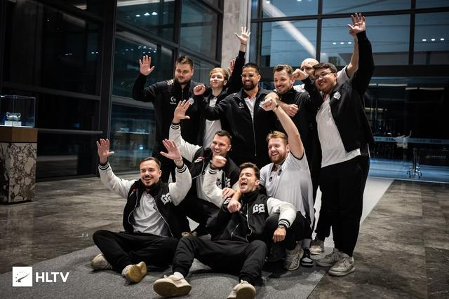 Weibo Gaming 的新赛季阵容：主教练NoFe，助理教练 Fly ，中单 Xiaohu + Tian