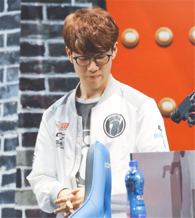 博彩中的“运气补偿”心理：解析为何人在生活中受挫后，更容易在赌场中通过重注寻找平衡。（运气补偿效应：解析人们在生活受挫后为何更倾向在赌场重注寻求平衡）